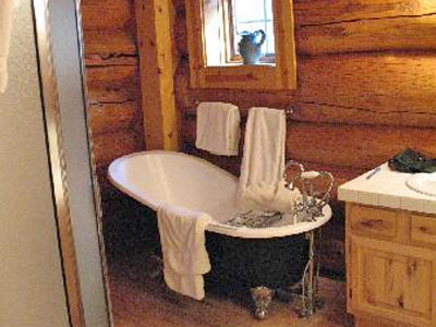  Clawfoot soaking tub in the Buckskin room