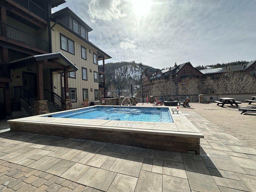 Fraser Crossing Hot Tub & Amenity Deck