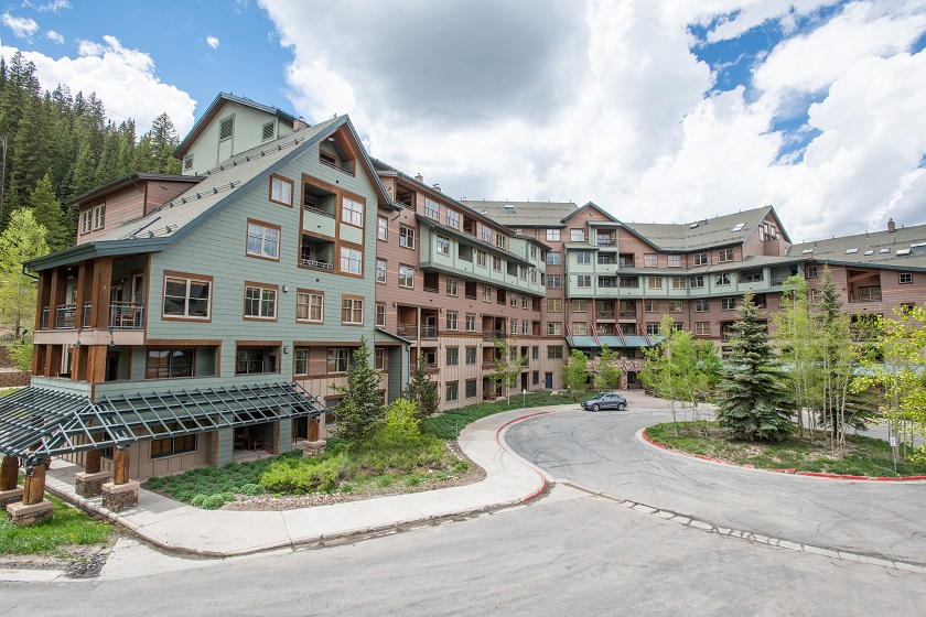 Zephyr Mountain Lodge Slopeside Building Exterior